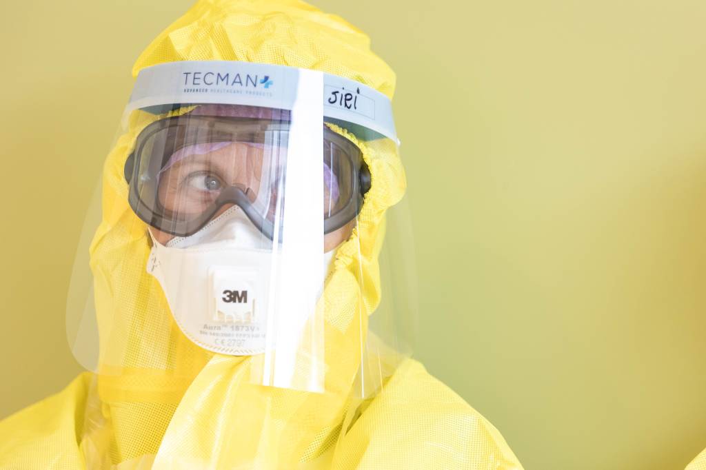 Forsvaret, Nasjonalt medisinsk utrykningsteam for høyrisikosmitte (NMUH) og CBRNE senteret ved Oslo Universitets Sykehus øver på å flytte en pasient med høyrisikosmitte fra Ålesund til Oslo. 