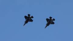 To F-35A kampfly i formasjon. 