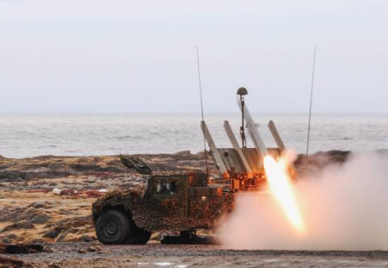 En High Mobility Launcher med NASAMS luftvernsystem fra Kampluftvernbatteriet i Brigade Nord fyrer av et AMRAAM-missil på Andøya under øvelse Formidable Shield 23.
