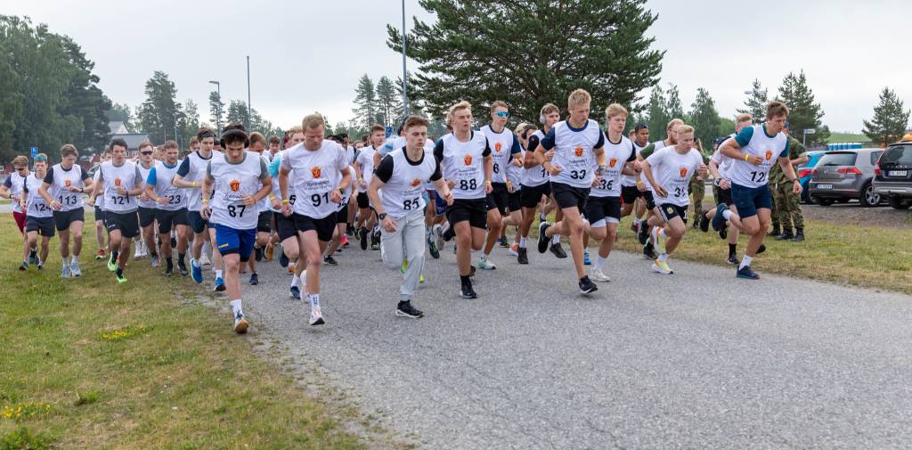 Kandidater til Krigsskolen gjennomfører 3000m på Sessvollmoen leir i forbindelse med Forsvarets opptak og seleksjon (FOS) 2023