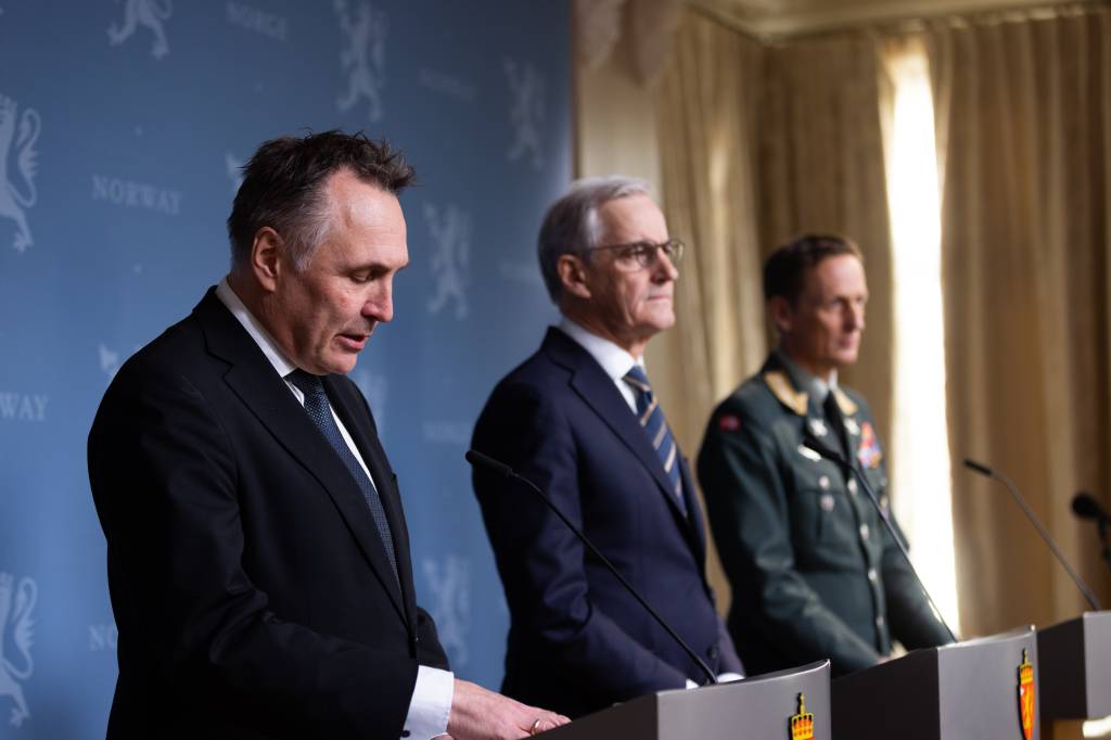 Pressekonferanse om oppdatert langtidsplan for forsvarssektoren, Forsvarsløftet, med statsminister Jonas Gahr Støre, forsvarsminister Tore O. Sandvik og forsvarssjef Eirik Kristoffersen.