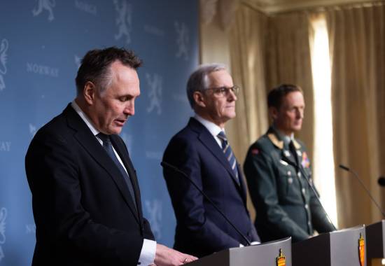 Pressekonferanse om oppdatert langtidsplan for forsvarssektoren, Forsvarsløftet, med statsminister Jonas Gahr Støre, forsvarsminister Tore O. Sandvik og forsvarssjef Eirik Kristoffersen.