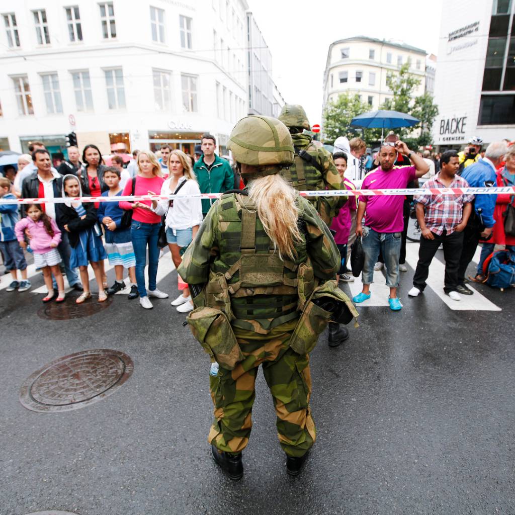 Hans Majestet Kongens Garde holder vakt rundt regjeringskvartalet etter terror bombingen i Oslo 22 juli 2011.

His Majesty Kings Guard secure the area around the government administration after terror bombing in Oslo 22th of July 2011