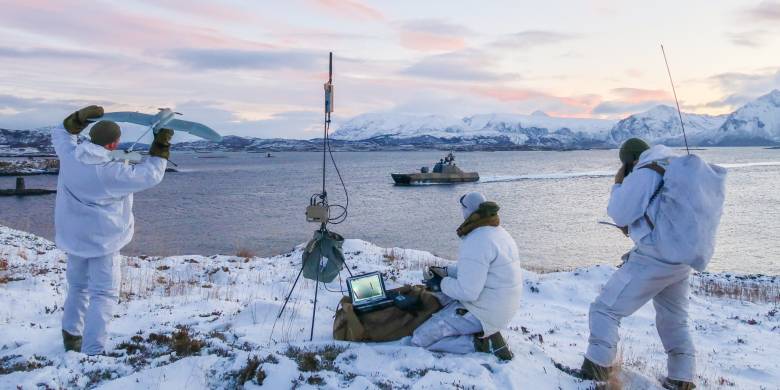 Personell fra forsvarets dronetjeneste, Finnmark Landforsvar og Artilleribataljonen støtter korvetter fra Marinen med gjennomføring av skyteøvelser i Andfjorden under øvelse Arctic Fires 2021. Samvirke mellom Sjøforsvaret, Hæren og Luftforsvaret.