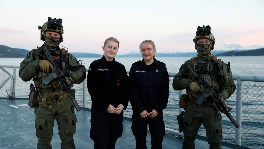 Operatører fra Marinejegerkommandoen (MJK) trener sammen med kystvakten, her fra en øvelse med KV Senja. Line Sletvold og Nora Ødegård var to av mannsakapet som deltok på øvelsen