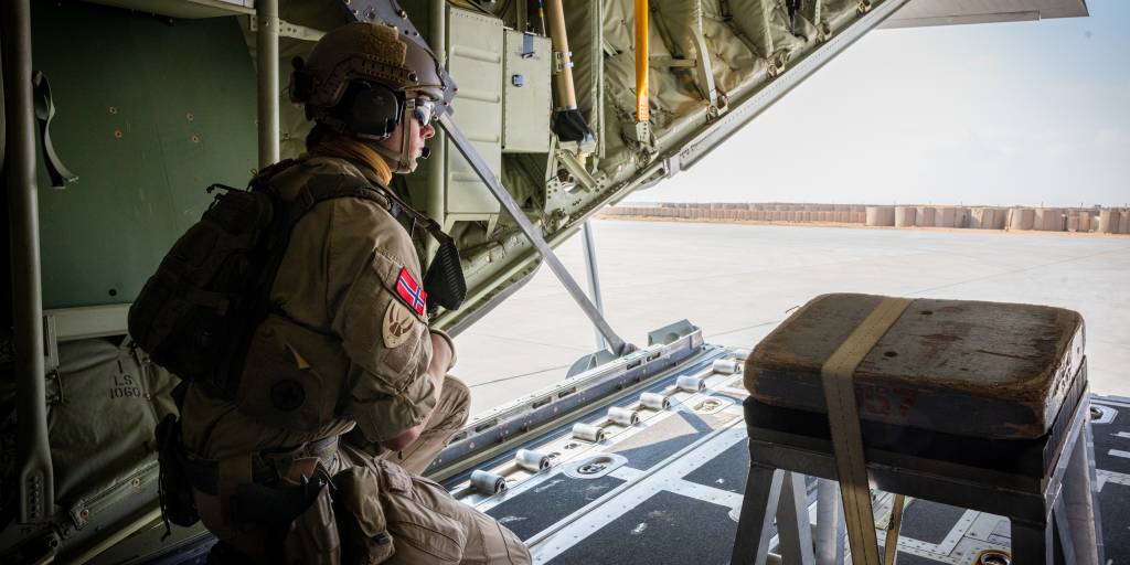 Operatør i Air Mobile Protection Team (AMPT) i C-130J Hercules på Al-Asad Airbase, Irak, i forbindelse med Operation Inherent Resolve (OIR).