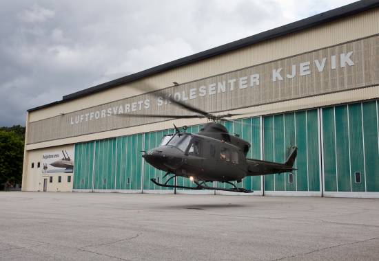 Et bell 412 SP fra 720 skvadronen på Rygge her utenfor en hangar ved Kjevik flyplass / A Bell 412 SP from 720 Squadron at Rygge here outside a hangar at the airport Kjevik