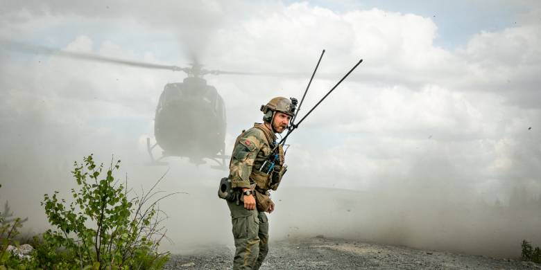 En av luftforsvaret bell 412 helikoptere gjennomfører trening på evakuering av skadde soldater under utdanningskontroll til Norwegian Task unit 7- I august vil Norwegian Task Unit 7 ta over oppdraget fra Norwegian Task Unit 6. Før avreise gjennomfører Nortu 7 utdanningskontroll på Rena før avreise til Irak.