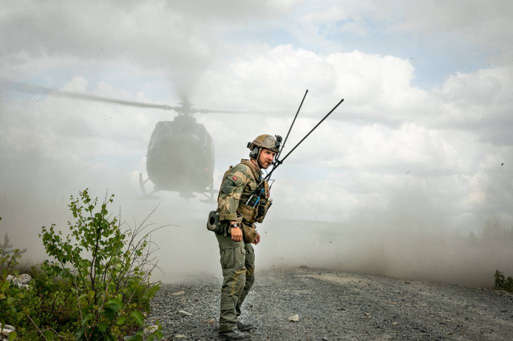 En av luftforsvaret bell 412 helikoptere gjennomfører trening på evakuering av skadde soldater under utdanningskontroll til Norwegian Task unit 7- I august vil Norwegian Task Unit 7 ta over oppdraget fra Norwegian Task Unit 6. Før avreise gjennomfører Nortu 7 utdanningskontroll på Rena før avreise til Irak.