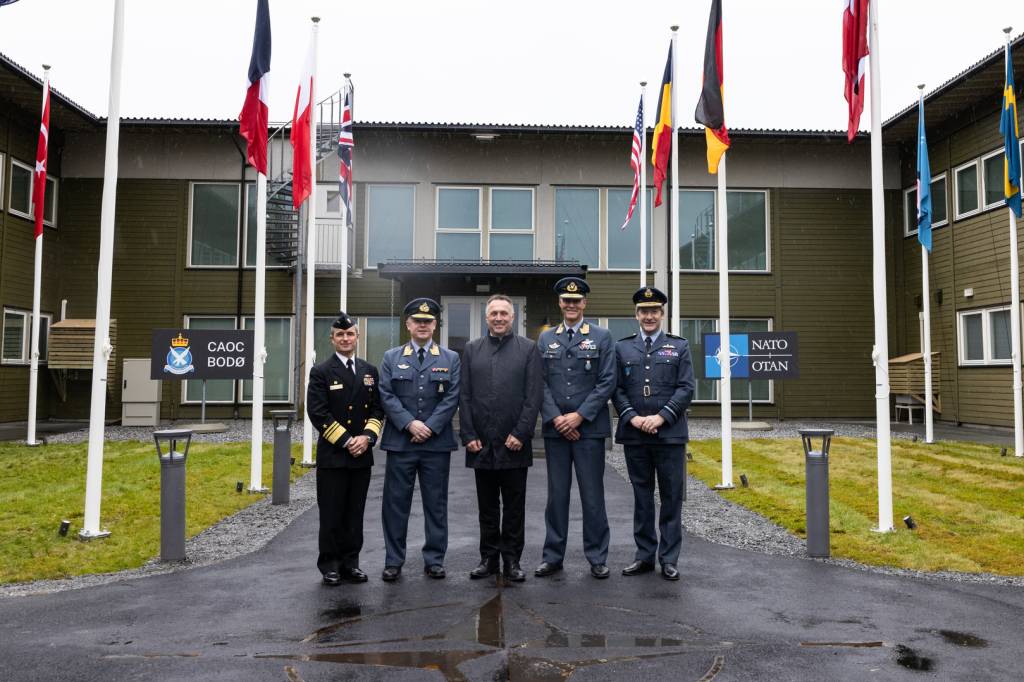Fra venstre: Vice Admiral Doug Perry. sjef JFC Norfolk, generalmajor Trond Strand, sjef CAOC Bodø, Forsvarsminister Tore O. Sandvik, generalmajor Øivind Gunnerud, sjef Luftforsvaret og Air Marshal Sir Jonny Stringer, Acting Commander Allied Air Command