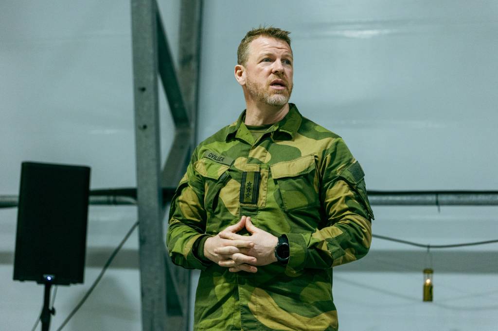 Sjef for Finnmark landforsvar, Jørn Qviller, holdt en appell før feltgudstjenesten på Elvegårdsmoen under øvelse Joint Viking 2025.