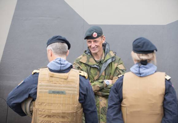 Eirik Kristoffersen i samtale med besetningen på korvetten KNM Skjold, under brigadeøvelsen Thunder Reindeer 20.