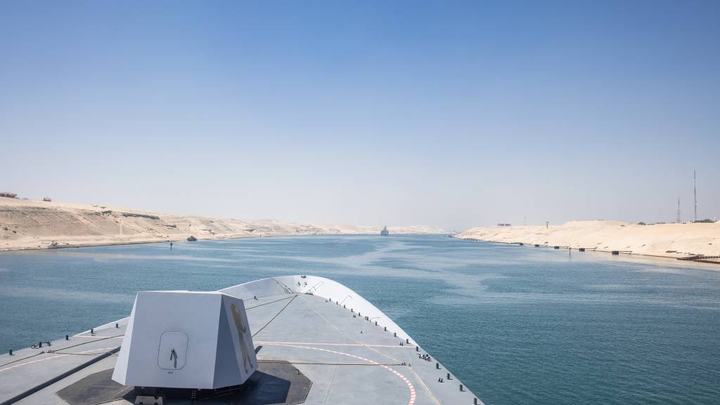 KNM Roald Amundsen og resten av den britiske hangarskipsstyrken har seilt gjennom Suez-kanalen og Rødehavet for å fortsette operasjon Highmast i Indo-Stillehavet.
 
I åtte måneder deltar fregatten KNM Roald Amundsen på operasjon Highmast i UK Carrier Strike Group 25 ledet av HMS Prince of Wales. Operasjonen gjør oss tettere integrert med en av våre viktigste allierte, samtidig som vi bidrar til å opprettholde sikkerhet og navigasjonsfrihet i områder som er viktige for en sjøfartsnasjon som Norge.