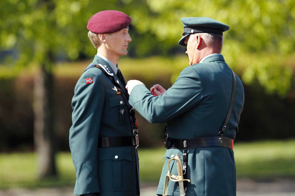 Forsvarssjef General Harald Sunde overrekker Oberst Eirik Johan Kristoffersen Krigskorset med Sverd /

Chief of Defence General Harald Sunde gives Colonel Eirik Johan Kristoffersen The War Cross 