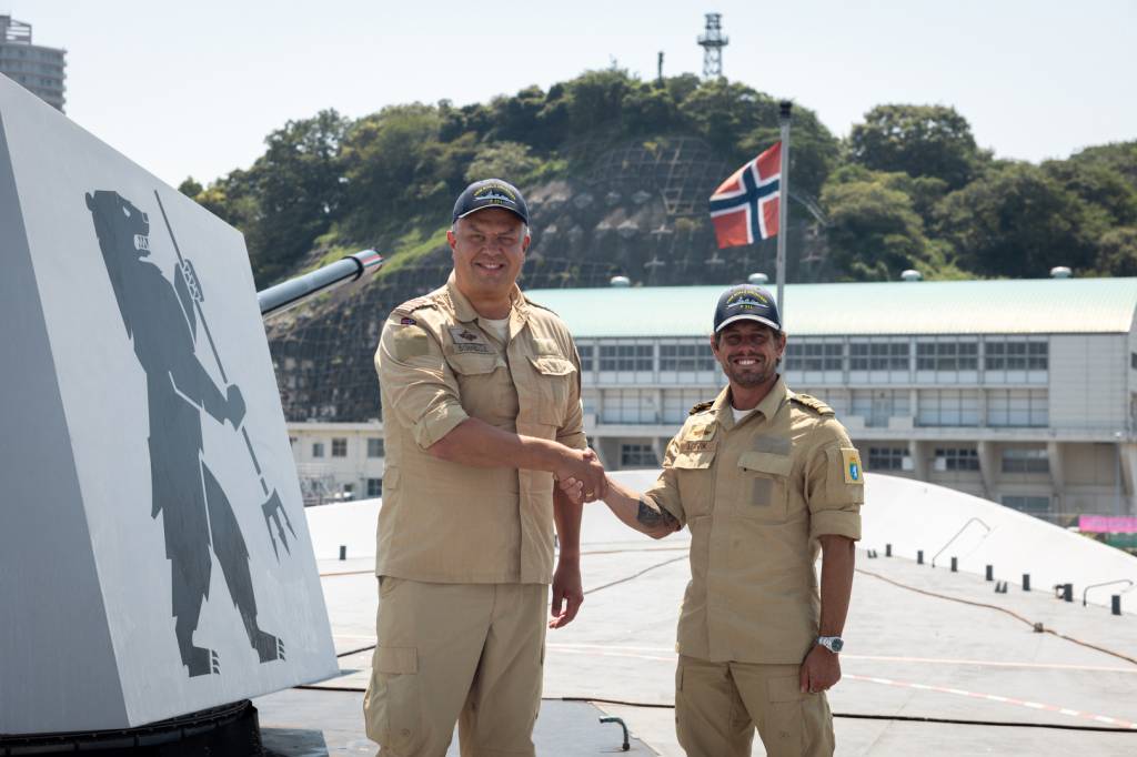 Skipsjef Kommandørkaptein Roger Lervik overleverer KNM Roald Amundsen til påtroppende skipssjef Kommandørkaptein Stian Schnelle.