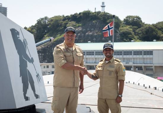 Skipsjef Kommandørkaptein Roger Lervik overleverer KNM Roald Amundsen til påtroppende skipssjef Kommandørkaptein Stian Schnelle.