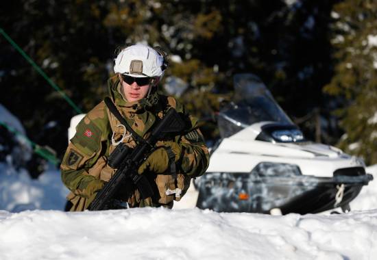 Soldat fra Forsvarets høgskole cyber ingeniør skole på vinter øvelse i Norge