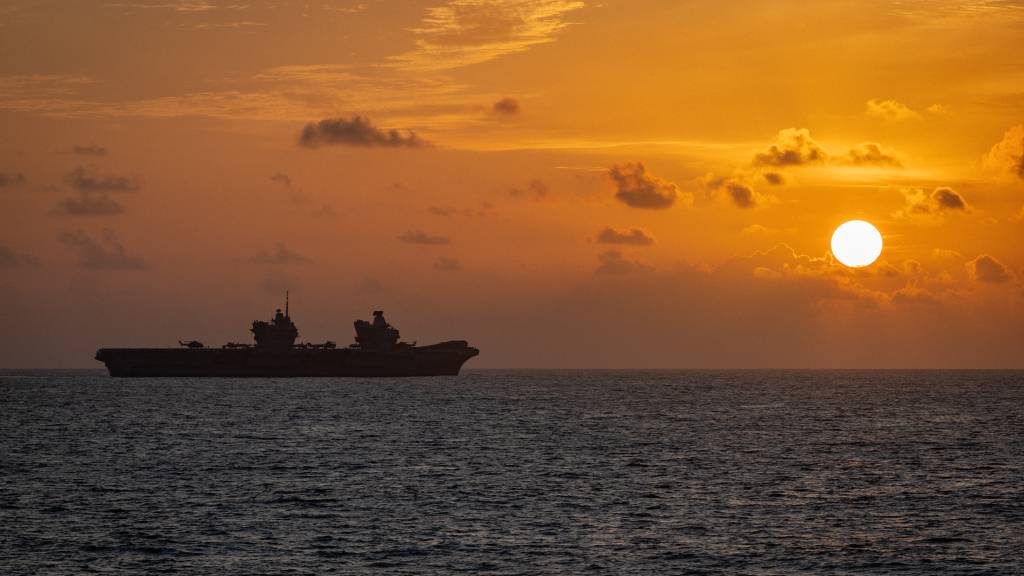 KNM Roald Amundsen gjnnomfører Fast Incoming Attacking Craft, der de forsvarer seg med mittraliøse og tar hånd om egne skadde.
