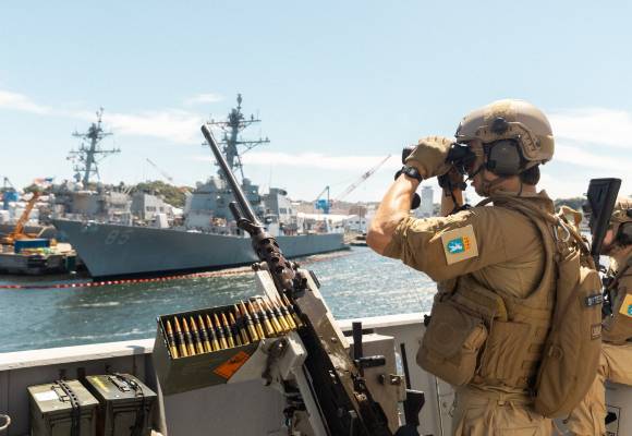 Artillerister på fregatten KNM Roald Amundsen står vakt mens fartøyet forlater Yokosuka, Japan. Fregatten skal videre for å linke opp med hangarksipsgruppen UKCSG 25 i Operation Highmast 25.