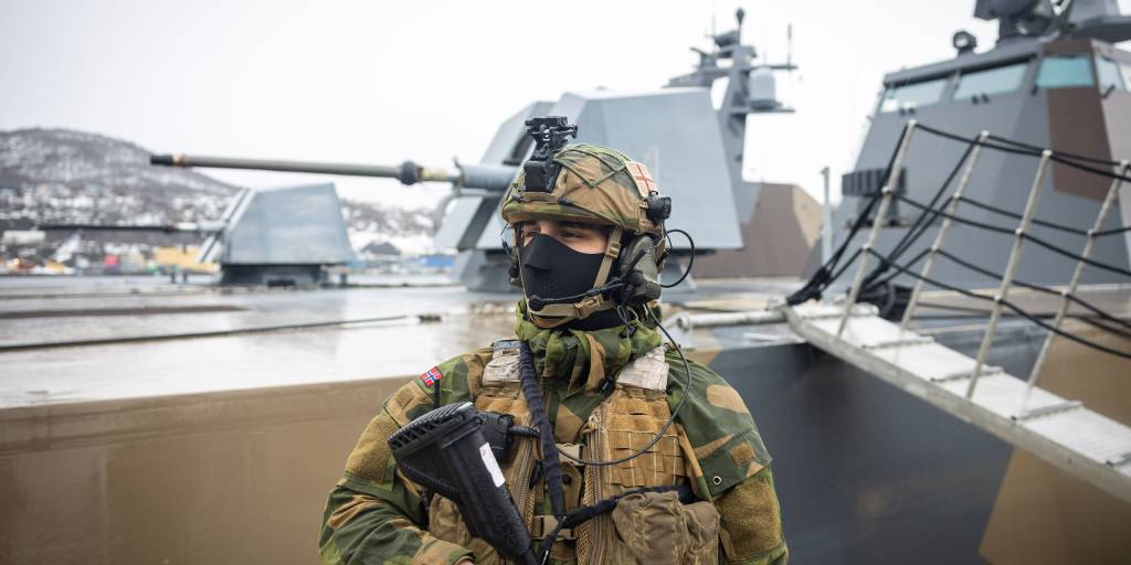 Vernepliktig logistikksoldat fra Marinens logistikk kommando står vakt foran kystkorvetter.

Under øvelse Cold Response 2026 fikk Marinens logistikkommando i oppdrag å etterforsyne Sjøforsvarets korvetter med drivstoff. Oppdraget er en viktig del av den maritime logistikkstøtten som gjør det mulig for fartøyene å opprettholde operasjoner over tid, også i et krevende øvingsscenario.

Drivstofforsyningen gjennomføres ved at logistikkelementer transporterer drivstoff frem til avtalt område, hvor fartøyene kan motta forsyning. Lastebilene etablerer deretter en midlertidig forsyningsplass hvor drivstoffet overføres via slanger og pumpeutstyr til fartøyene. Prosessen krever tett koordinering mellom mannskapene på land og om bord på fartøyene for å sikre en trygg og effektiv gjennomføring.

Denne aktiviteten gjennomføres som en del av storøvelsen Cold Response 26, der allierte fra 14 nasjoner trener på avskrekking, forsvar av NATOs nordlige flanke og å trygge befolkningen.