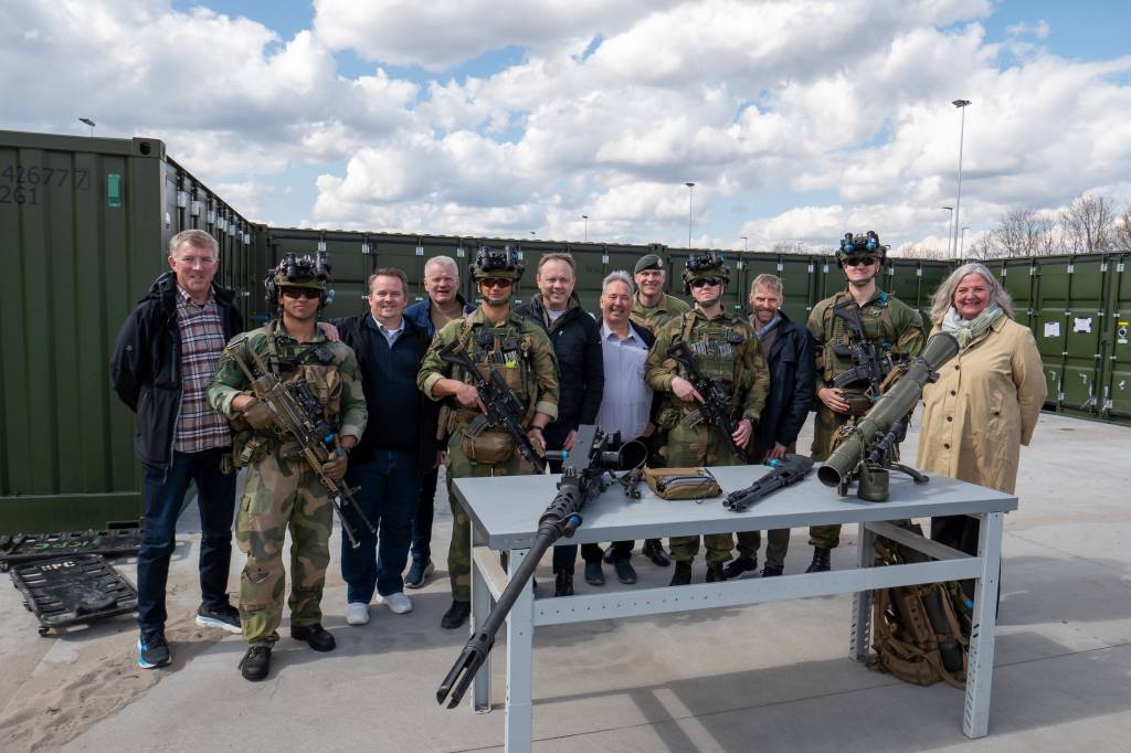 Sjef Hæren og ordførere i norske hær-kommuner besøker det norske bidraget i den NATO-bidraget i Litauen. Blant soldatene står fra venstre forsvarskoordinator Ola Gundersen, Ståle Lien-Hansen fra Ullensaker, Martin Nymo fra Målselv, Ole Erik Hørstad fra Åmot, Jan Martin Rishaug fra Alta, generalmajor Lars Lervik, Jo Inge Hesjevik fra Porsanger og Lillian Skjærvik fra Elverum.