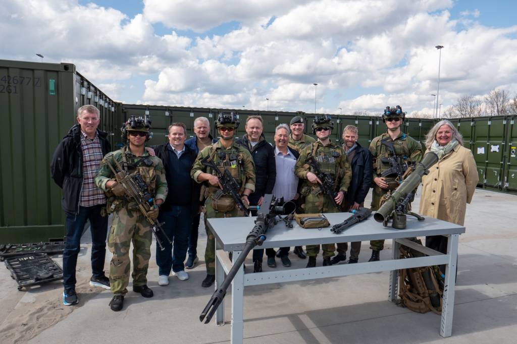 Sjef Hæren og ordførere i norske hær-kommuner besøker det norske bidraget i den NATO-bidraget i Litauen. Blant soldatene står fra venstre forsvarskoordinator Ola Gundersen, Ståle Lien-Hansen fra Ullensaker, Martin Nymo fra Målselv, Ole Erik Hørstad fra Åmot, Jan Martin Rishaug fra Alta, generalmajor Lars Lervik, Jo Inge Hesjevik fra Porsanger og Lillian Skjærvik fra Elverum.