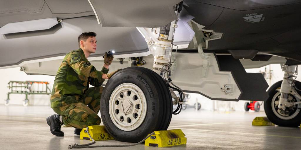 Vernepliktig som Crew Chief Assistent på F-35. Her i shelter på Ørland flystasjon.