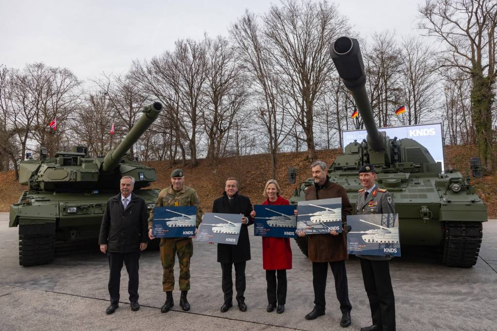 sjef Hæren, generalmajor Lars Lervik, sammen med den tyske forsvarsministeren Boris Ludwig Pistorius, Marte Gerhardsen og den tyske hærsjefen under utrullingen av nye Leopard 2A8