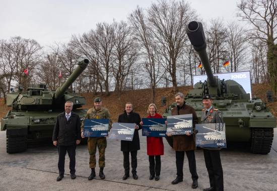sjef Hæren, generalmajor Lars Lervik, sammen med den tyske forsvarsministeren Boris Ludwig Pistorius, Marte Gerhardsen og den tyske hærsjefen under utrullingen av nye Leopard 2A8
