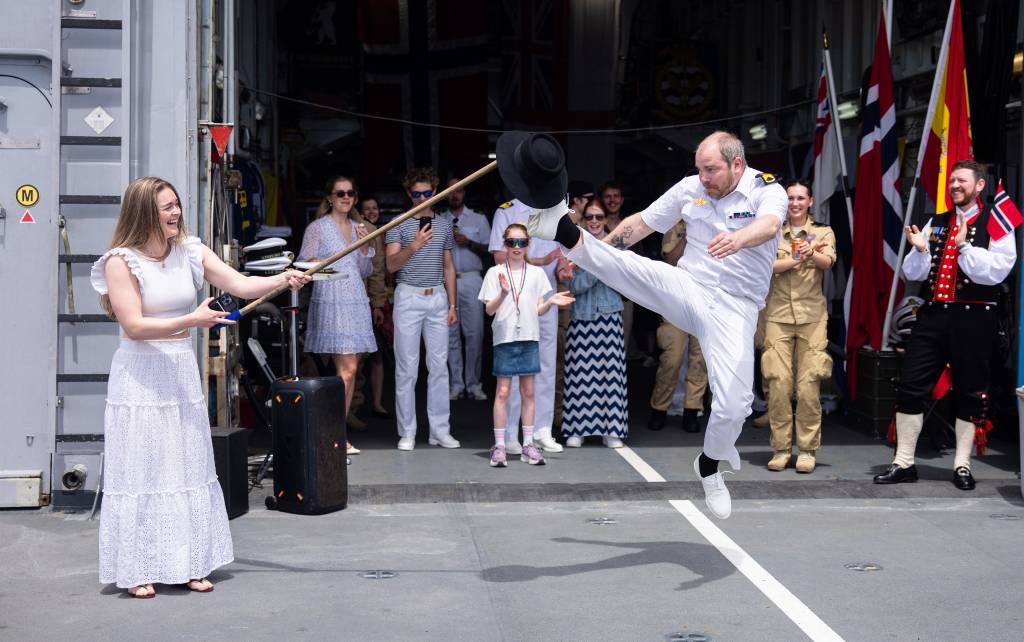 KNM Roald Amundsen er i åtte måneder del av UK Carrier Strike Group 25 - en britisk hangarskipsstyrke ledet av HMS Prince of Wales. 

Etter en periode med øvelser og integrering i Middelhavet, ligger styrken nå til kai på Kreta. Her fikk besetningen feiret nasjonaldagen sammen med allierte. 

Det ble en tradisjonell feiring med nasjonalsang, leker, is og pølser på helikopterdekk på fregatten.