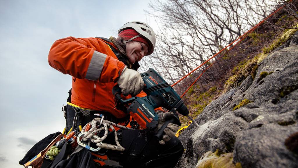Redningsmenn fra 330 skvadron øver på redning i fjell utenfor Bodø. // Rescuemen from 330 Squadron exercises mountain rescue outside Bodø.