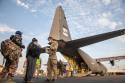 Det norske transportflyet C-130J Hercules på sitt første oppdrag for FN i NORTADIII, 2021. Passasjerer på vei inn i flyet.