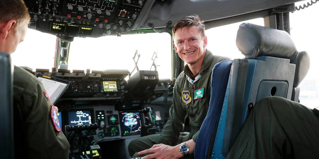 Oberstløytnant Olav Andersen i cockpit på et C-17 Globemaster III fra Strategic Airlift Capability (SAC) på Pápa flystasjon i Ungarn