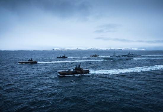 Militære fartøy på islagt hav