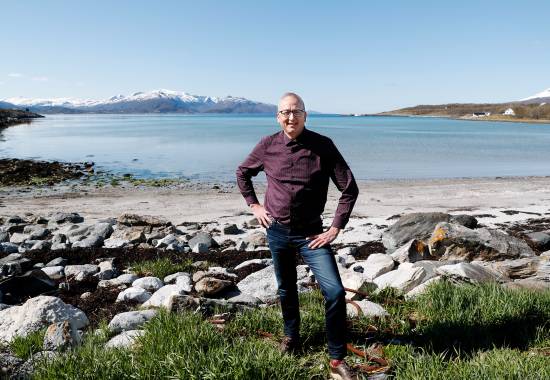 Ordfører Terje Bartholsen i Evenes kommune, her på stranden i Liland