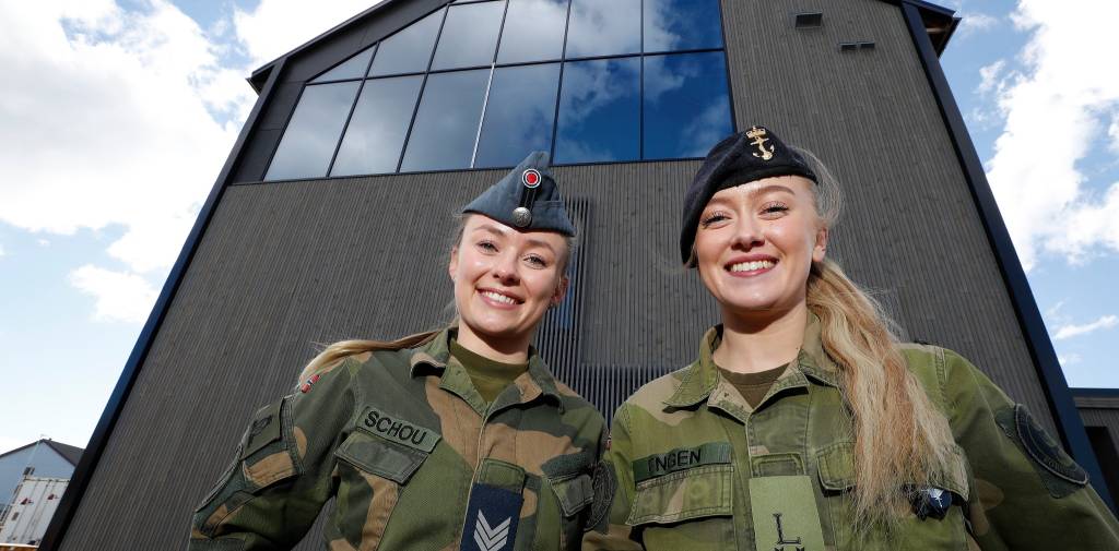 Sersjant, Celine Schou og 2. årslærling, Lene Engen utenfor en av de nye kasernene på Evenes flystasjon