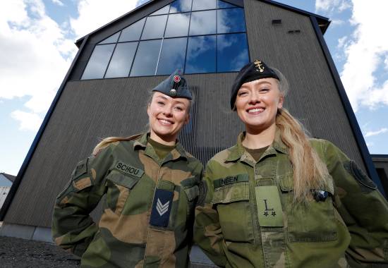 Sersjant, Celine Schou og 2. årslærling, Lene Engen utenfor en av de nye kasernene på Evenes flystasjon