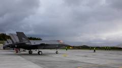 F-35A blir sjekket av teknisk personell etter landing under øvelsen Falcon Deploy 2021 på Evenes flystasjon.