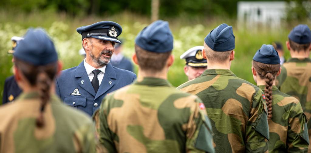 Avslutningsoppstilling for rekruttskole 2004, Luftseksjonen på Madla. 