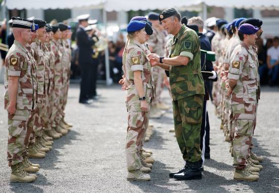 Rune Jakobsen deler ut medaljer under en medaljeseremoni på Akershus festning i forbindelse med at persoell fra NORTU 4 har kommet hjem fra Irak