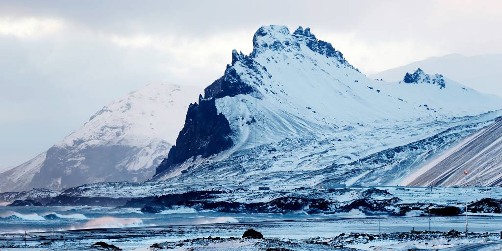 Naturbilder fra Jan Mayen, Olinkinbyen og Loran C masten er midt på bildet / Natur scenery around on Jan Mayen, the Olinkincity and the Loran C mast in the middle of tyhe picture