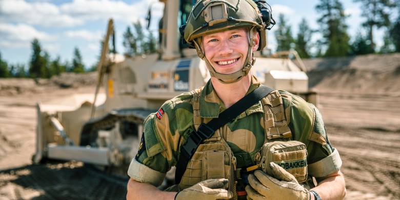 En elev ved ingeniørutdanningen på Krigsskolen under en øvelse på Rena