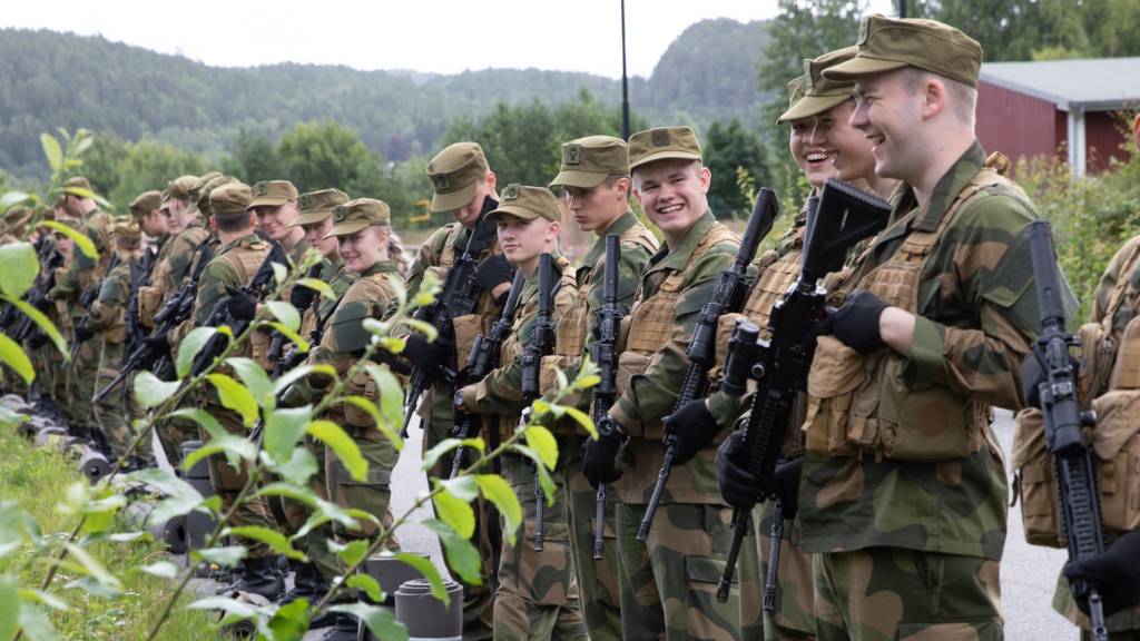 Rekrutter får undervisning i grunnleggende våpenteknikk. 