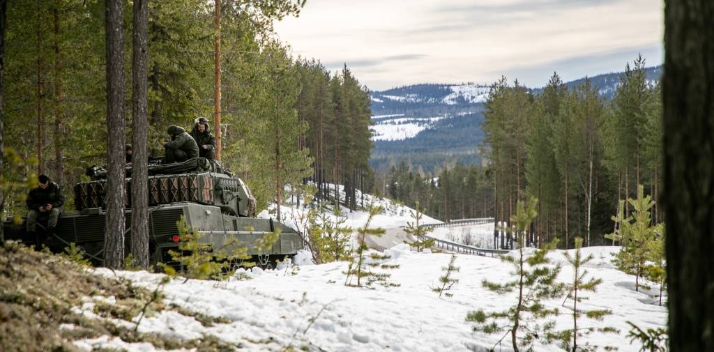 Spanske stridsvogn står i stilling i Julusdalen under Cold Response 2022.