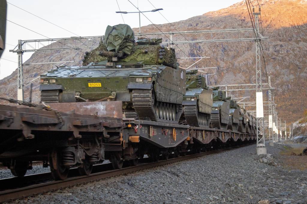 Heimevernet og Hæren samarbeider tett når deler av Brigade Nord har øvelse og forflytter styrken opp til Finnmark. Et tog lastet med blant annet stridsvogner ankom Narvik havn onsdag og da ble en tropp fra Narvik HV-område i Nord-Hålogaland heimevernsdistrikt (HV-16) kalt ut på kort varsel for å bevokte utstyret.