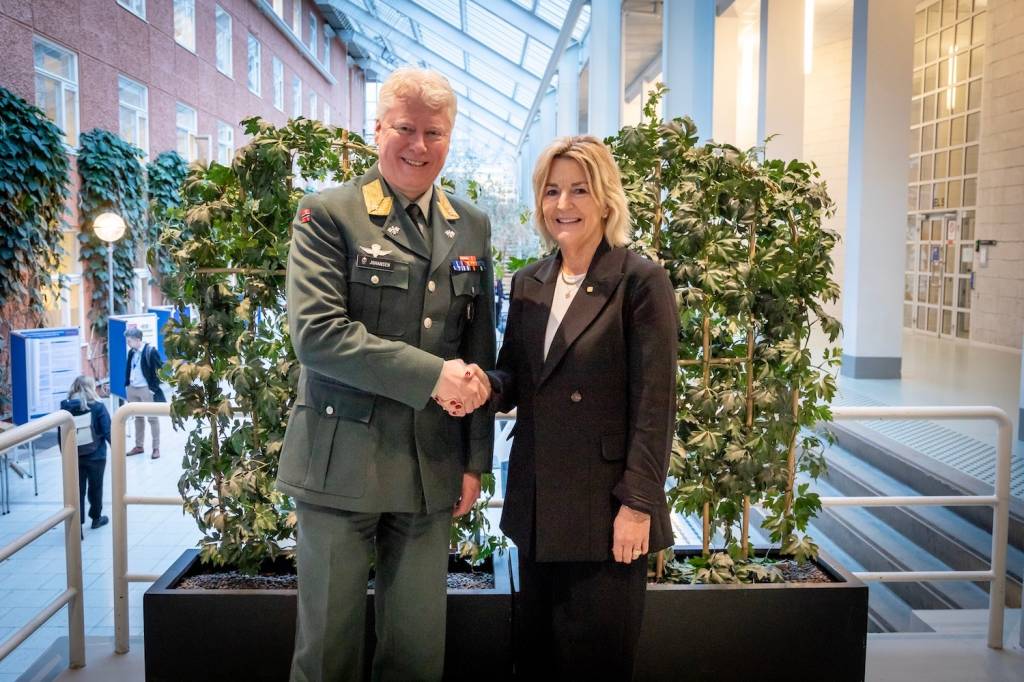 Sjef Cyberforsvaret, brigader Halvor Johansen og dekan ved NTNUs fakultetet for informasjonsteknologi og elektroteknikk, Ingrid Schjølberg. – 26. november 2024 signerte sjef for Cyberforsvaret, brigader Halvor Johansen og dekan ved NTNUs fakultetet for informasjonsteknologi og elektroteknikk, Ingrid Schjølberg en strategisk samarbeidsavtale mellom NTNU og Cyberforsvaret. Den åtteårige avtalen kommer på et tidspunkt der verden står overfor store teknologiske endringer og sikkerhetsutfordringer. Gjennom samarbeidet skal man kombinere NTNUs faglige tyngde innen cybersikkerhet, KI og digitalisering med Cyberforsvarets operative erfaring og behov. 