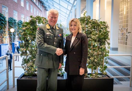 Sjef Cyberforsvaret, brigader Halvor Johansen og dekan ved NTNUs fakultetet for informasjonsteknologi og elektroteknikk, Ingrid Schjølberg. – 26. november 2024 signerte sjef for Cyberforsvaret, brigader Halvor Johansen og dekan ved NTNUs fakultetet for informasjonsteknologi og elektroteknikk, Ingrid Schjølberg en strategisk samarbeidsavtale mellom NTNU og Cyberforsvaret. Den åtteårige avtalen kommer på et tidspunkt der verden står overfor store teknologiske endringer og sikkerhetsutfordringer. Gjennom samarbeidet skal man kombinere NTNUs faglige tyngde innen cybersikkerhet, KI og digitalisering med Cyberforsvarets operative erfaring og behov. 