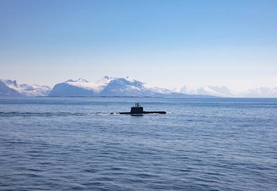 Ubåt utenfor Harstad.  / Submarine outside Harstad.