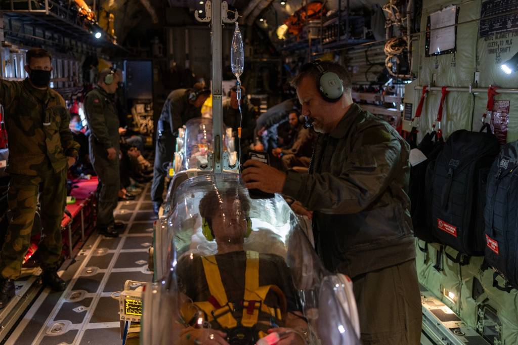 Personell fra Forsvaret, Luftambulansen og Nasjonal Medisinsk Utryknings Team For Høyrisikosmitte monterer og trener med 4 kuvøser i et av Forsvarets C-130 Hercules fly.
