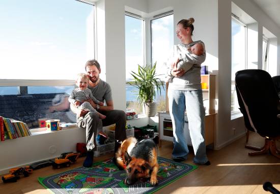 Oberstløytnant Rune Arntzen med kona Line Arntzen og barna Marcus og Caroline Arntzen hjemme i Narvik